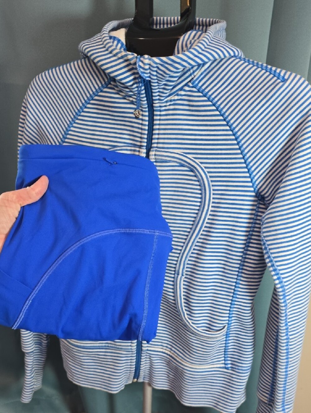 Lululemon Scuba Hoodie *Stretch
Slope Stripe Printed Polar Cream Beaming Blue 6 - Picture 5 of 8